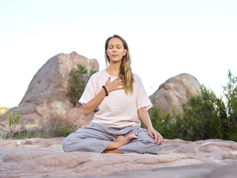 Voyage à travers les sept chakras : techniques concrètes pour rééquilibrer votre énergie vitale